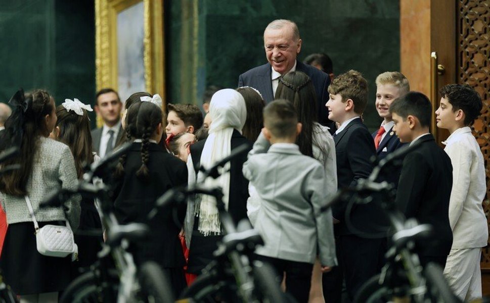 Cumhurbaşkanı Erdoğan çocuklarla bir araya geldi