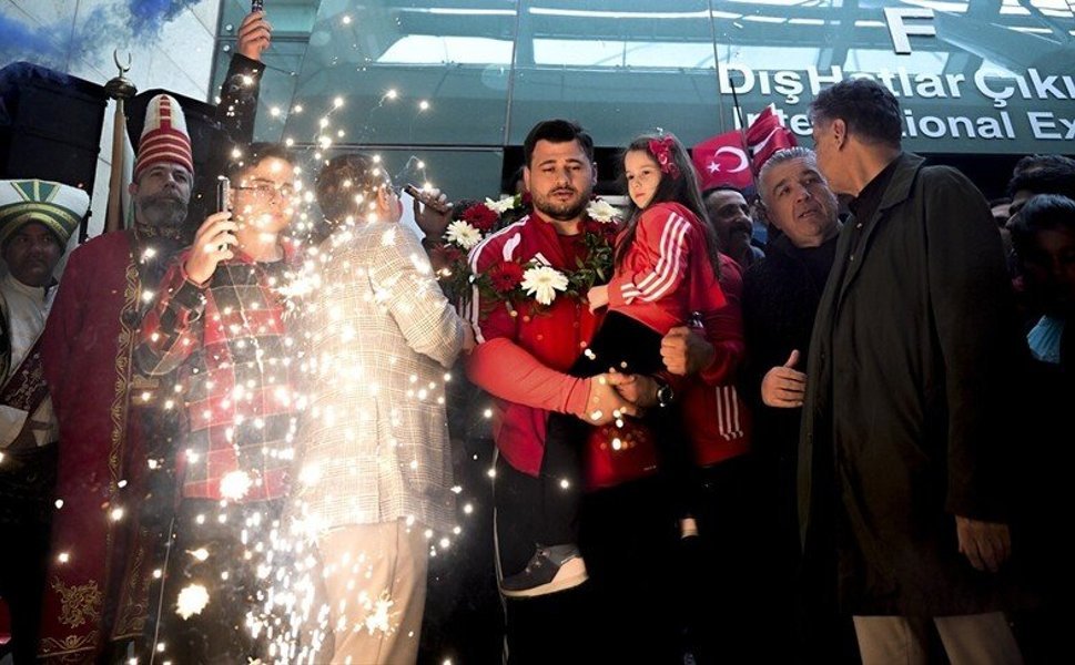 Rıza Kayaalp'e coşkulu karşılama