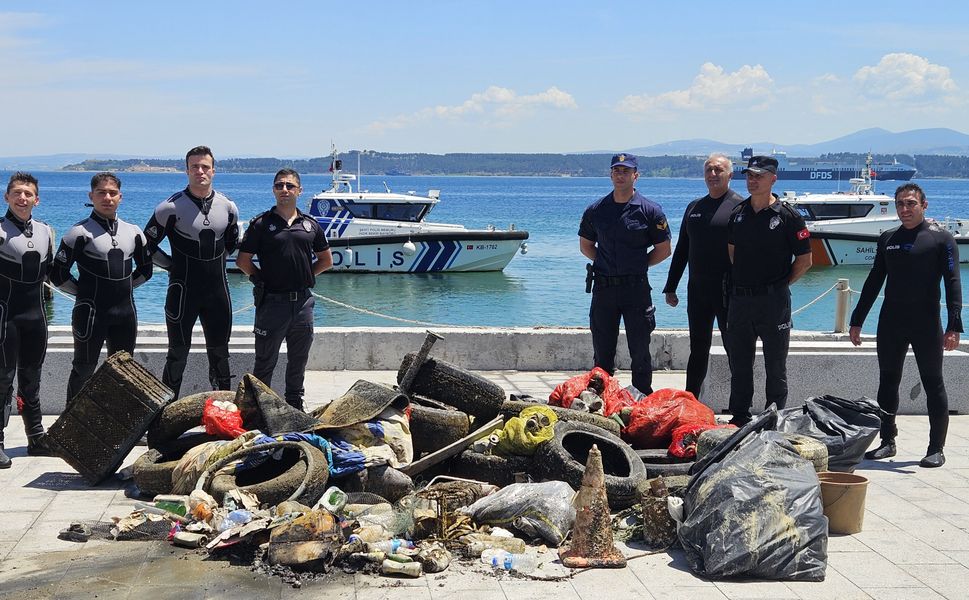 Eceabat'ta deniz dibi ve sahil temizliği yapıldı