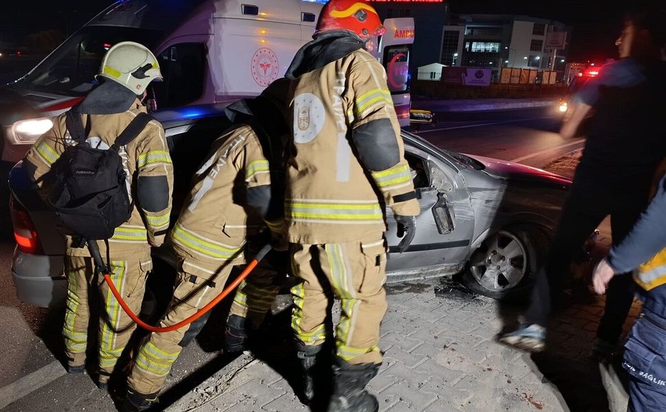 Kaldırıma çarpan otomobildeki 1 kişi öldü, 1 kişi yaralandı