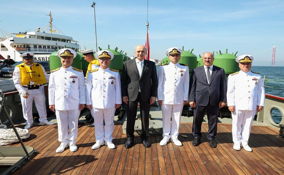 Çanakkale Boğazı’nda tarihi geçiş