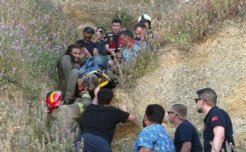 Yamaç paraşütü yapan 2 kişi kayalıklara çarparak yaralandı