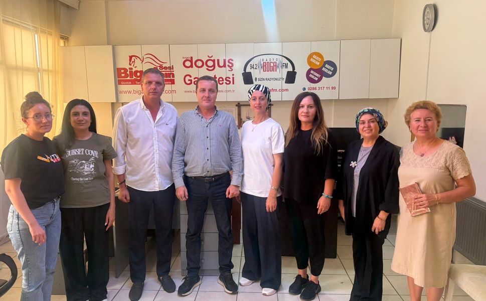 Biga’nın Sesi’ne Anlamlı Jest: Zafer Partisi’nden Türk Bayraklı Kutlama