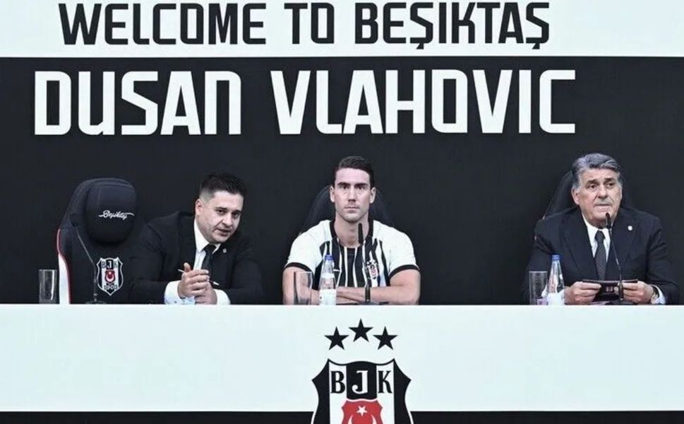 Beşiktaş Kulübü, Sırp golcü Dusan Vlahovic için imza töreni düzenledi