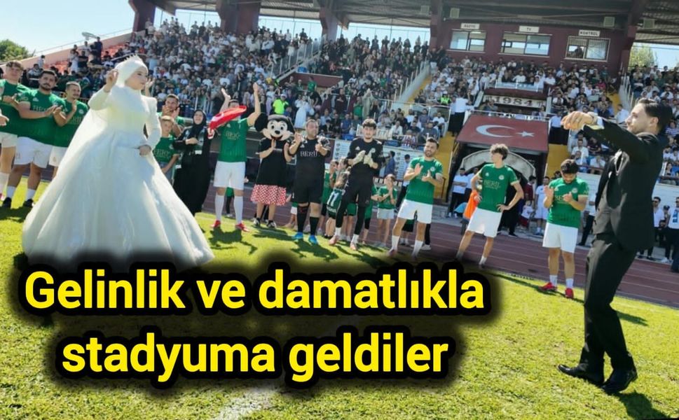 Gelinlik ve damatlıkla stadyuma geldiler